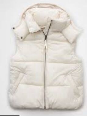 American Eagle Outfitters Cream Puffer Vest white size medium